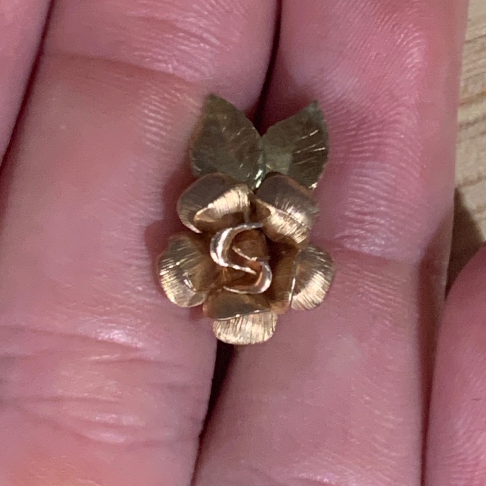 Krementz Vintage 14K Gold Overlay Rose Flower Screw Back Single Earring Goldtone
